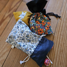 Charger l'image dans la galerie, Petite pochette à cordon